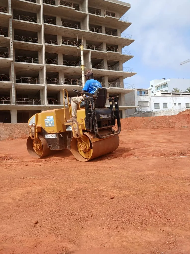 Compacteur à rouleau utilisé pour la préparation d’une plateforme
